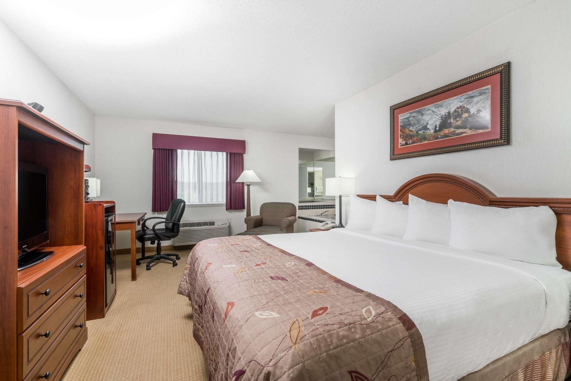 Baymont By Wyndham Marshfield Hotel Exterior photo