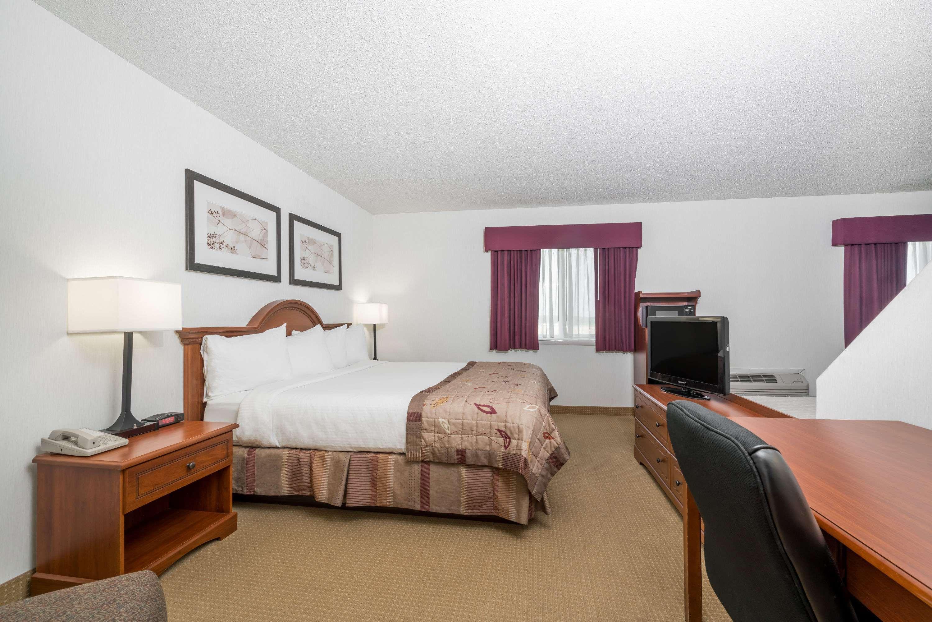 Baymont By Wyndham Marshfield Hotel Exterior photo